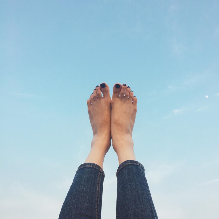 Foto seção baixa de mulher contra o céu azul