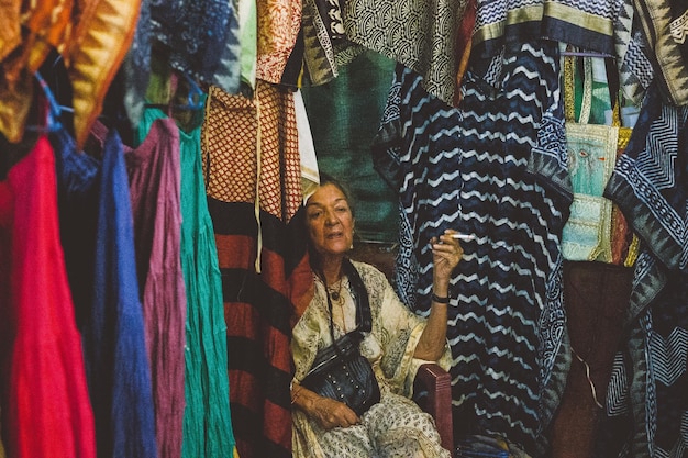 Seção baixa de mulher de pé na rua no mercado em Goa, Índia