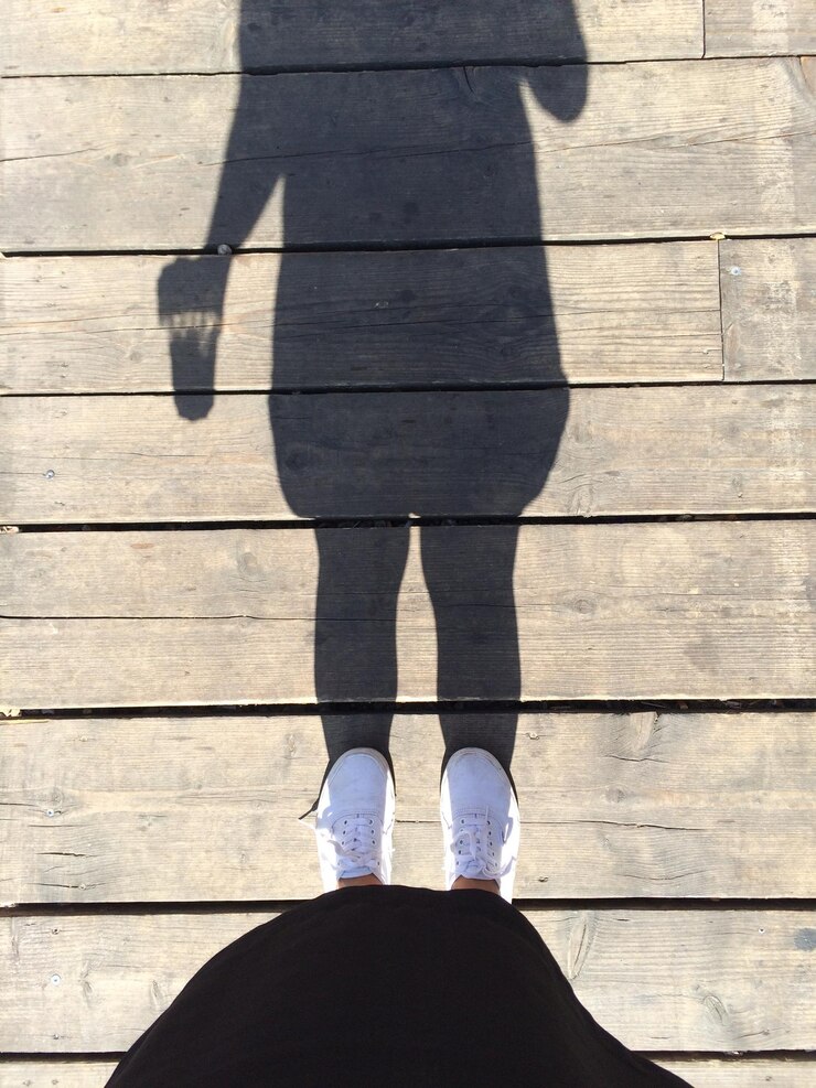 Foto seção baixa de mulher de pé no convés