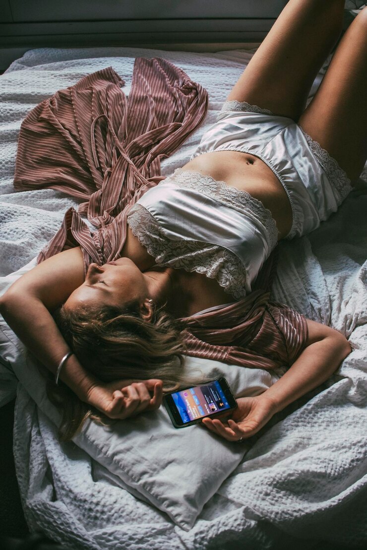 Foto seção baixa de mulher dormindo na cama em casa