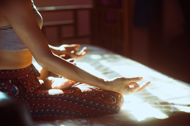 Seção baixa de mulher fazendo ioga em casa
