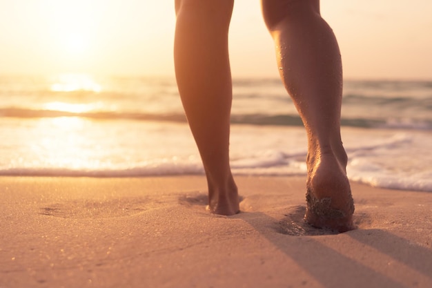 Foto seção baixa de mulher na praia