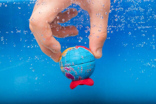 Foto seção baixa de mulher nadando na piscina