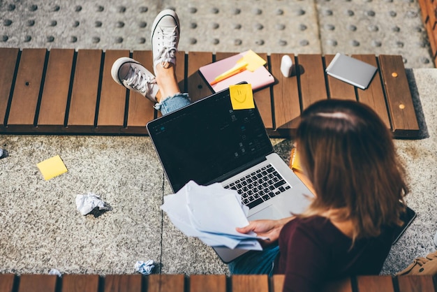 Seção baixa de mulher usando laptop