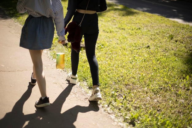 Seção baixa de mulheres caminhando na rua da cidade