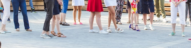 Seção baixa de mulheres de pé no chão
