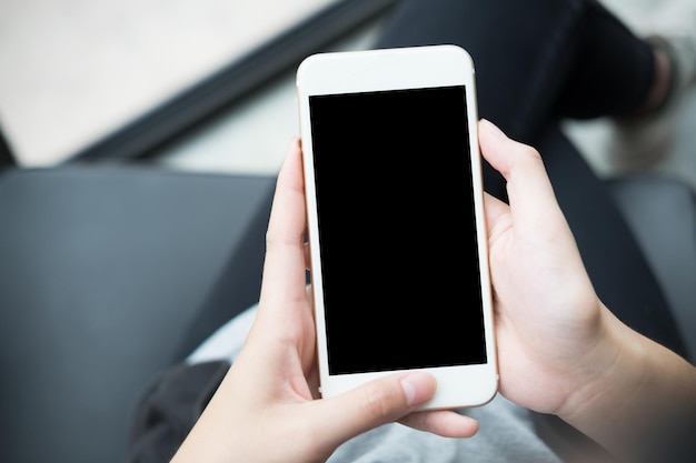 Seção baixa de mulheres usando telefone