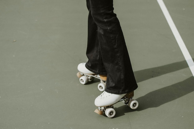 Seção baixa de patinação feminina em rollelskate