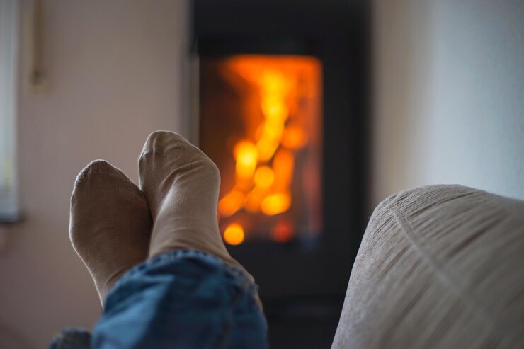 Foto seção baixa de pessoa relaxando em casa
