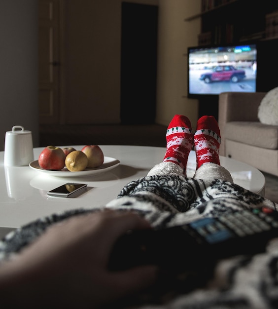 Foto seção baixa de pessoa relaxando em casa