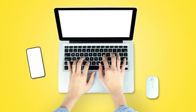 Seção baixa de pessoa usando laptop na mesa