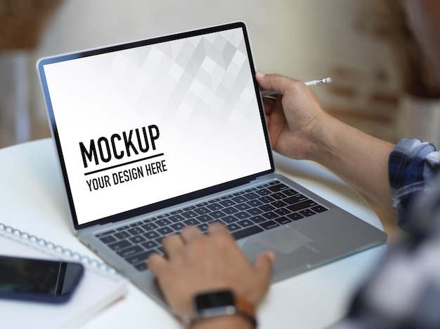 Seção baixa de pessoa usando laptop na mesa