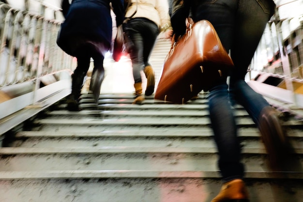 Seção baixa de pessoas andando na escada