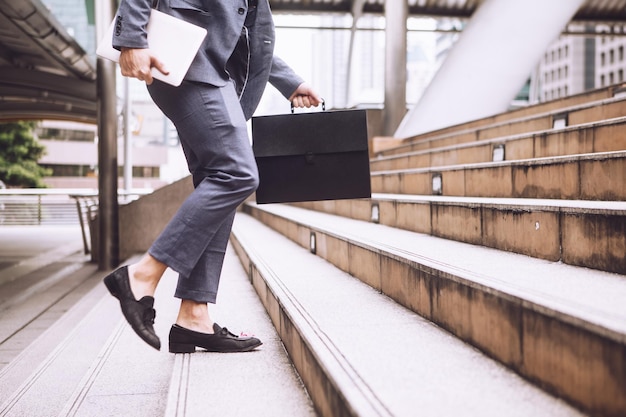 Seção baixa de pessoas caminhando na escada