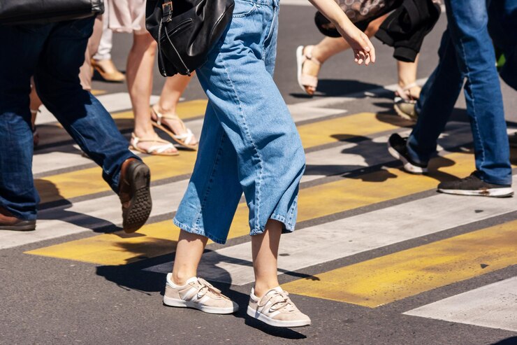 Foto seção baixa de pessoas caminhando na passagem de pedestres