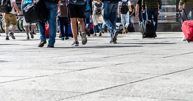 Seção baixa de pessoas caminhando na rua da cidade