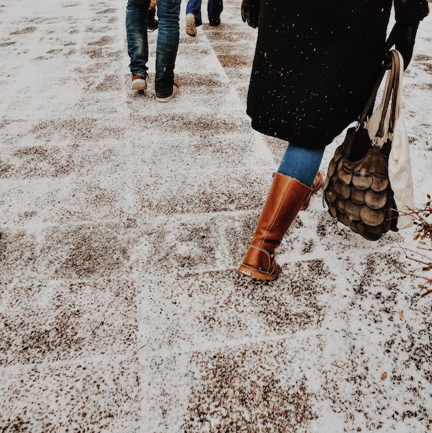 Foto seção baixa de pessoas caminhando na rua durante o inverno