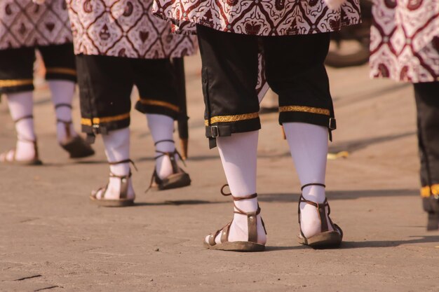 Foto seção baixa de pessoas caminhando na rua