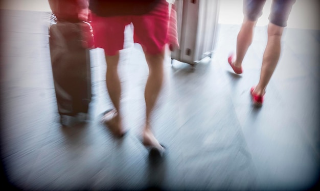 Foto seção baixa de pessoas caminhando no corredor