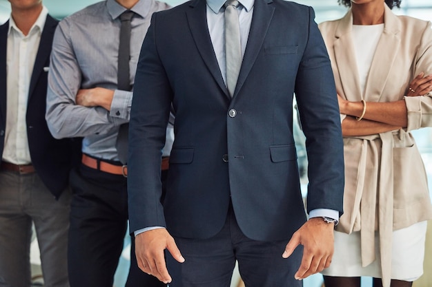 Foto seção baixa de pessoas de pé em roupas tradicionais