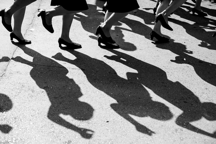 Foto seção baixa de pessoas de pé no chão