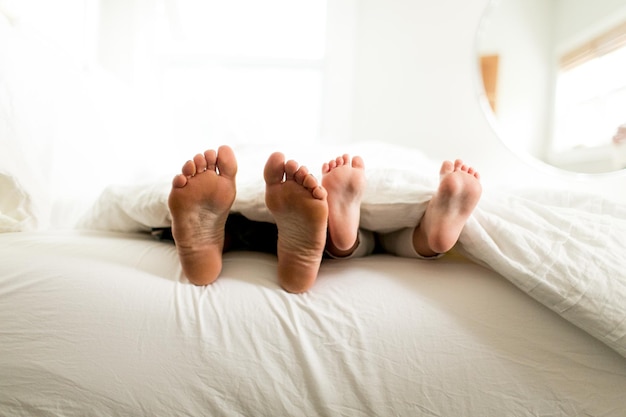 Seção baixa de pessoas deitadas na cama