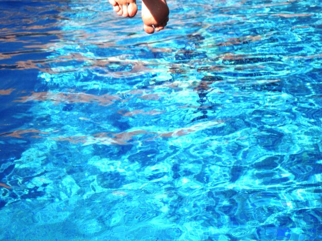 Seção baixa de pessoas na piscina