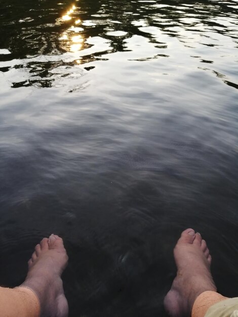 Foto seção baixa de pessoas no lago