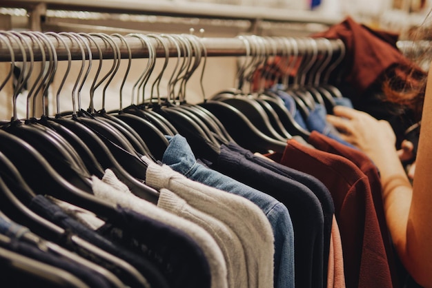 Seção baixa de roupas em exposição na loja