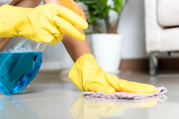 Foto seção baixa de um cientista examinando uma substância química em laboratório