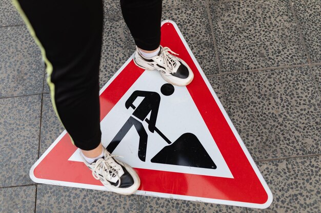 Foto seção baixa de um homem de pé na estrada