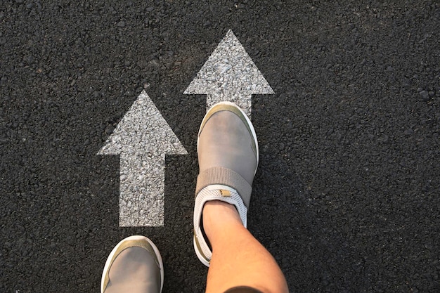 Seção baixa de um homem de pé na estrada