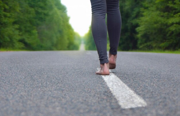 Seção baixa de um homem de pé na estrada