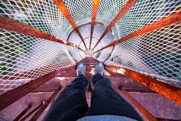 Foto seção baixa de um homem de pé na ponte