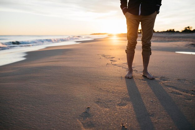 Foto seção baixa de um homem de pé na praia