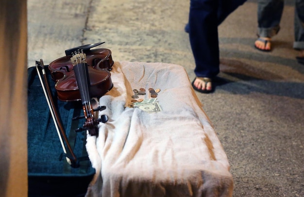 Seção baixa de um homem de pé na rua