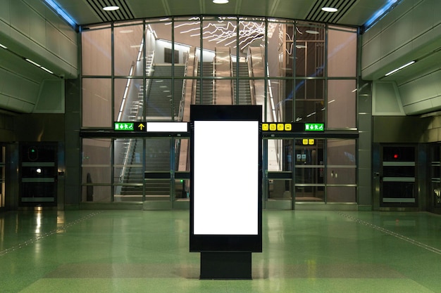 Foto seção baixa de um homem de pé no aeroporto