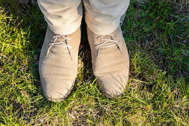 Foto seção baixa de um homem de pé no campo