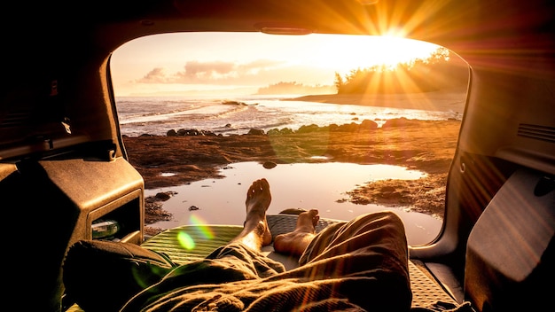 Foto seção baixa de um homem em um veículo terrestre contra o céu durante o pôr do sol