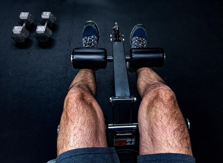 Foto seção baixa de um homem levantando pesos no ginásio