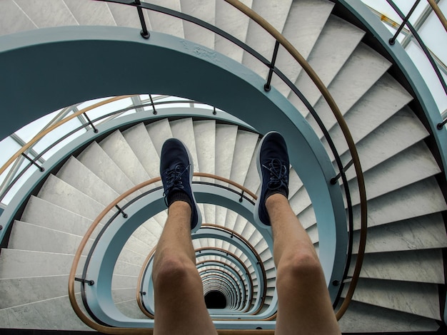 Foto seção baixa de um homem na escada em espiral