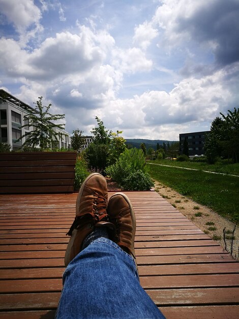 Foto seção baixa de um homem relaxando no pátio