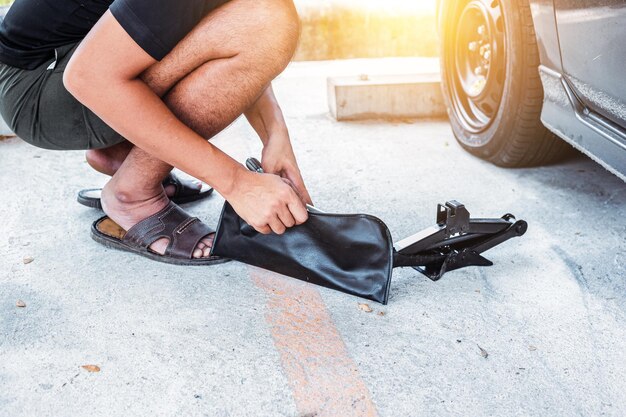 Seção baixa de um homem sentado na rua