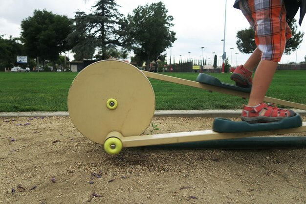 Seção baixa de um menino no parque