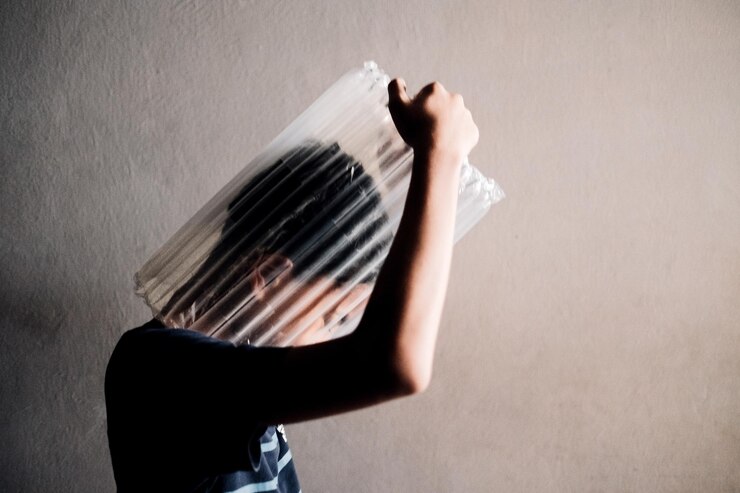 Foto seção baixa de uma mulher de pé contra a parede