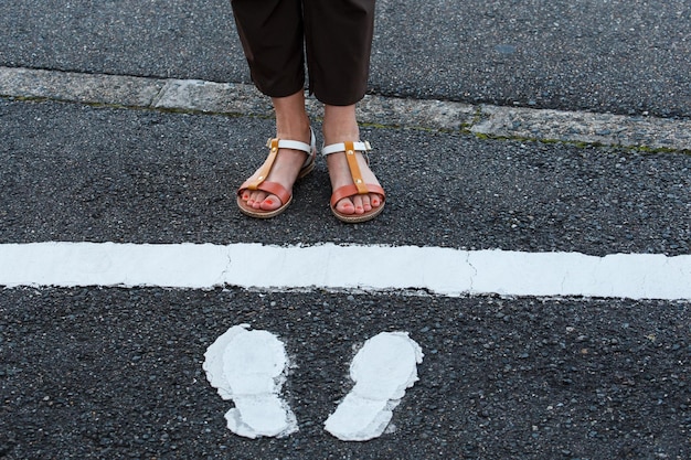 Foto seção baixa de uma mulher de pé na estrada