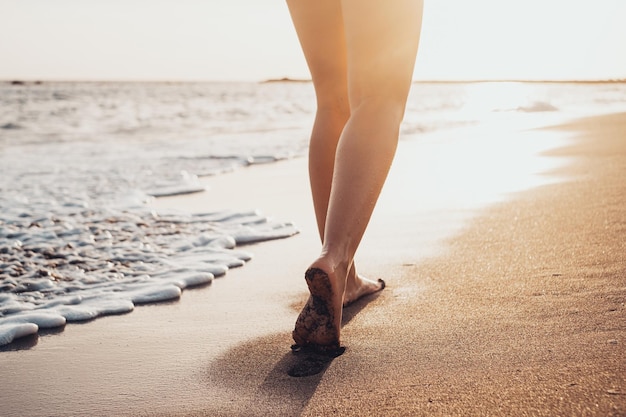 Foto seção baixa de uma mulher de pé na praia