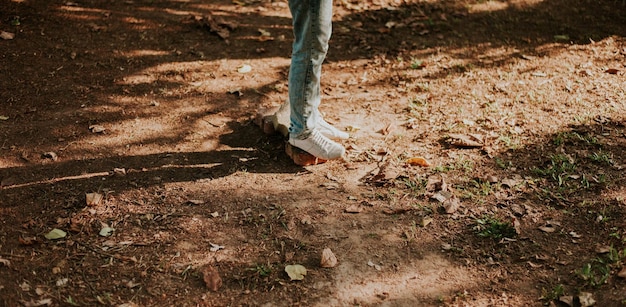 Seção baixa de uma mulher de pé no campo