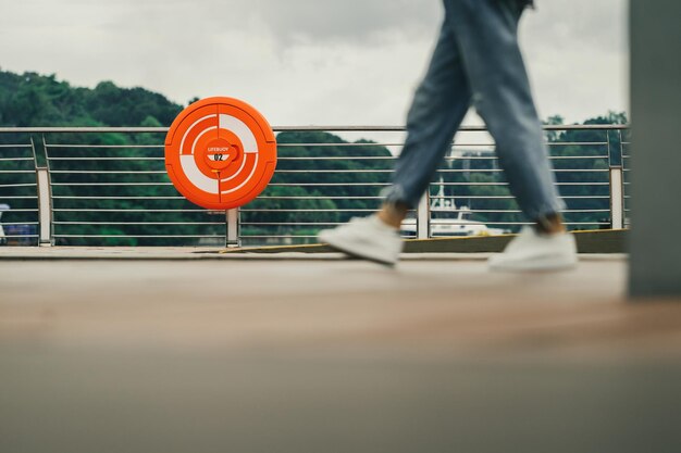 Foto seção baixa de uma pessoa a caminhar por um corrimão