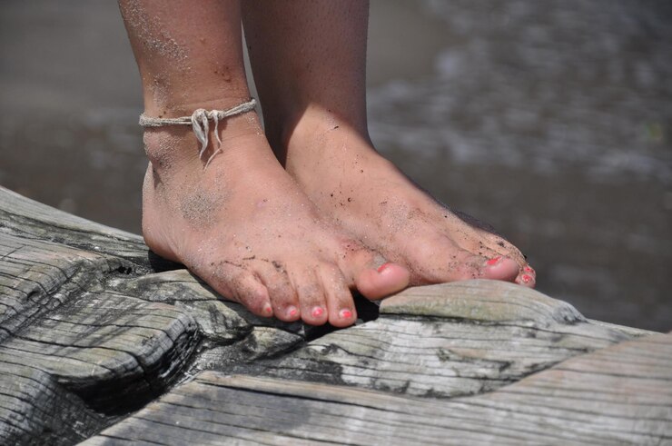 Foto seção baixa de uma pessoa de pé na areia